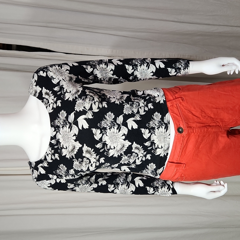 ☀️Divided H&M Cropped  Long Sleeve Floral Medium Black & White Shirt